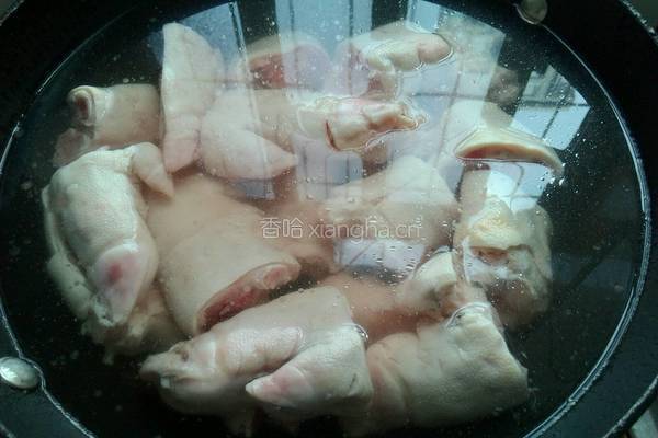 猪蹄炖土豆的做法图解1
