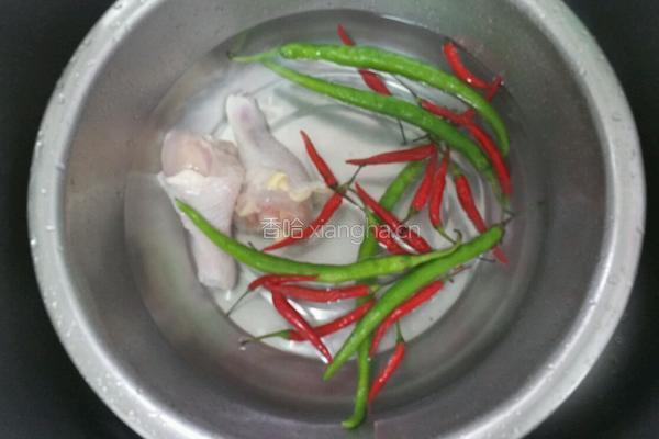 辣椒炒鸡腿的做法图解1