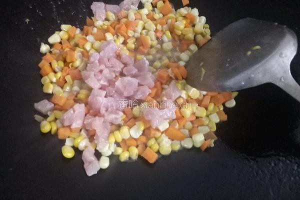 玉米胡萝卜炒肉粒的做法图解6