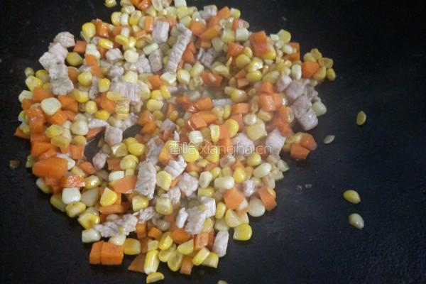 玉米胡萝卜炒肉粒的做法图解7