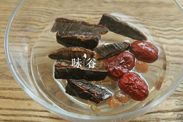 灵芝煲瘦肉的做法图解2