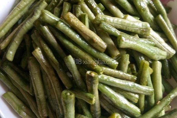 脊骨炖豆角的做法图解1