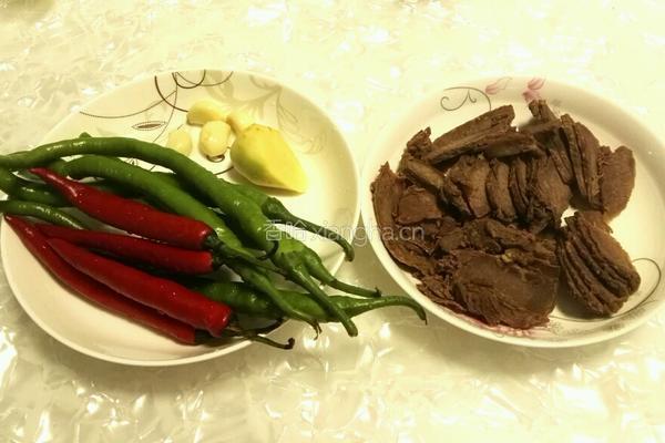 杭椒牛肉的做法图解1