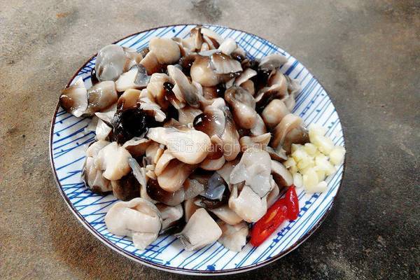 清炒草菇的做法图解1