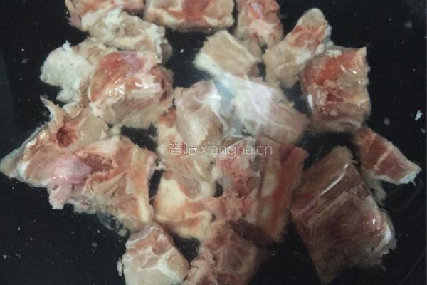 电饭锅焖排骨的做法图解1
