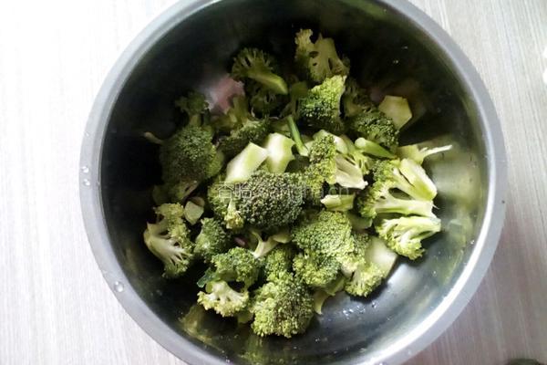 炝拌西兰花的做法图解2