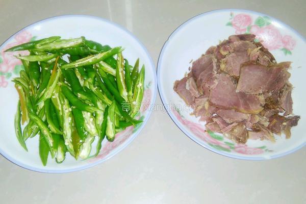 尖椒炒腊肉的做法图解1
