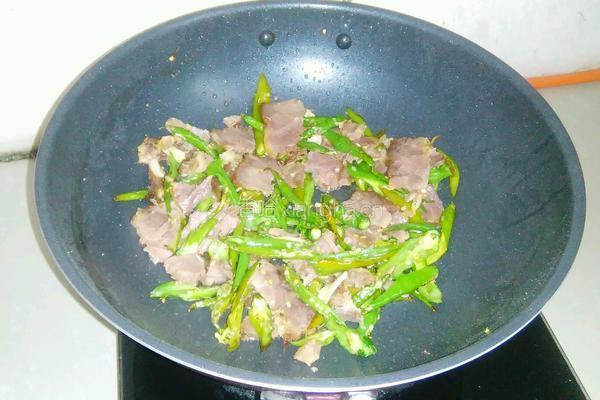 尖椒炒腊肉的做法图解3