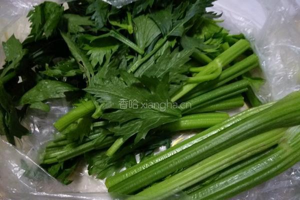 芹菜叶小咸菜的做法图解1
