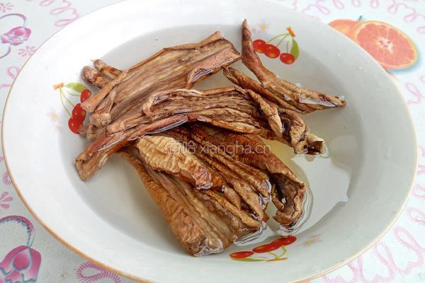 茄子干炒肉的做法图解2
