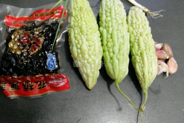 豆豉炒苦瓜的做法图解1