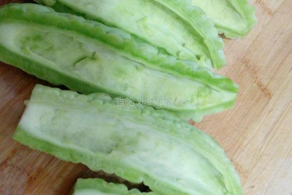豆豉炒苦瓜的做法图解3