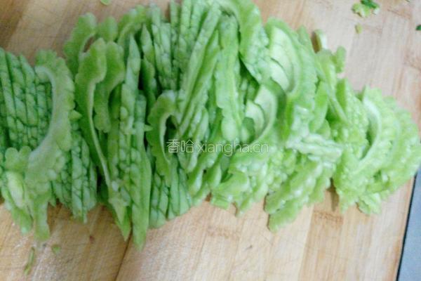 豆豉炒苦瓜的做法图解4