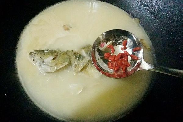 清炖鲈鱼汤的做法图解6