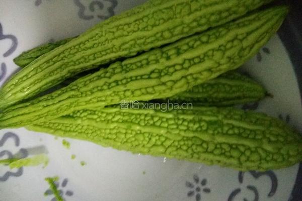 苦瓜炒金蛋的做法图解1