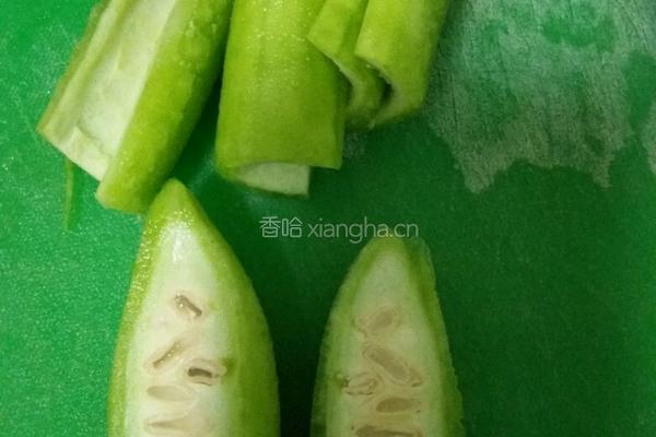苦瓜炒金蛋的做法图解2