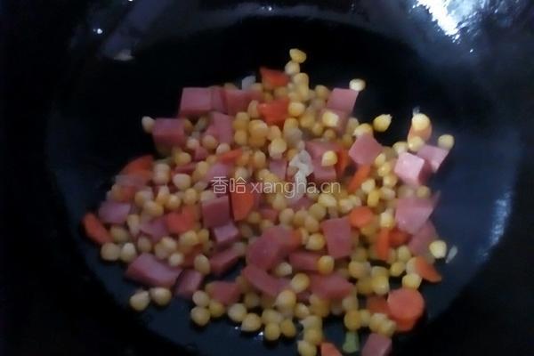 香肠玉米粒的做法图解4