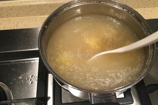 海参蔬菜小米粥的做法图解3