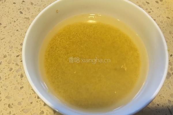 海参蔬菜小米粥的做法图解2