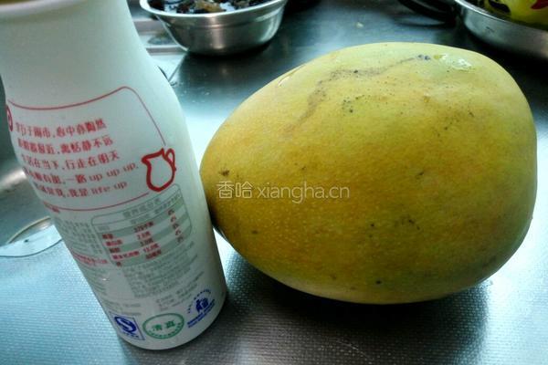 香浓芒果奶昔的做法图解1