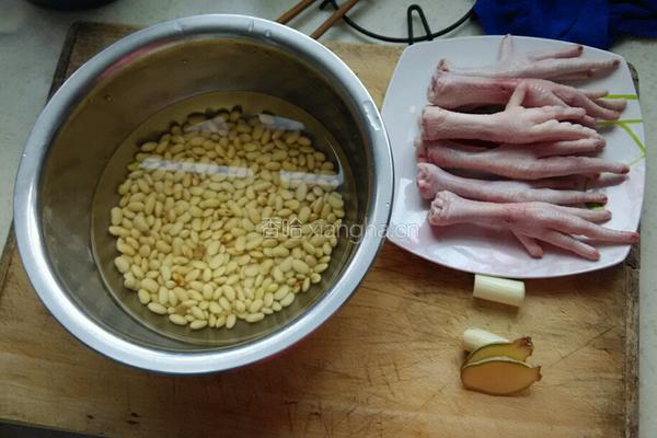 鸡爪焖黄豆的做法图解1