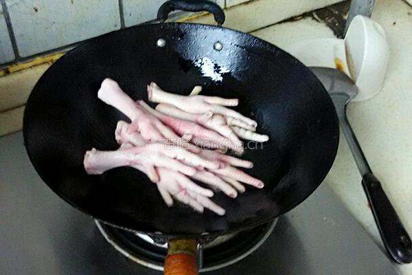 鸡爪焖黄豆的做法图解3