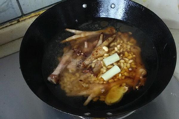 鸡爪焖黄豆的做法图解5