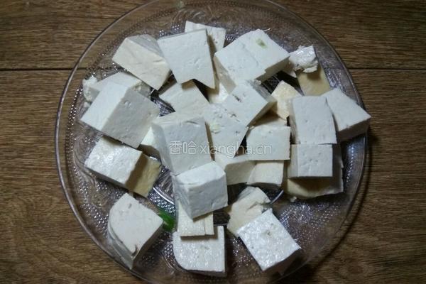 豆腐炒西红柿的做法图解1
