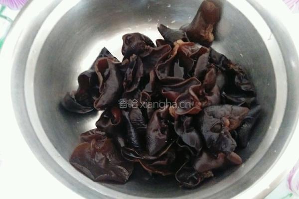 大葱木耳炒鸡蛋的做法图解1