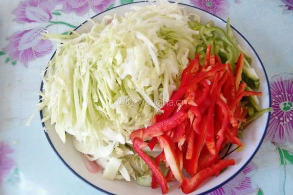 圆白菜焖饼的做法图解1