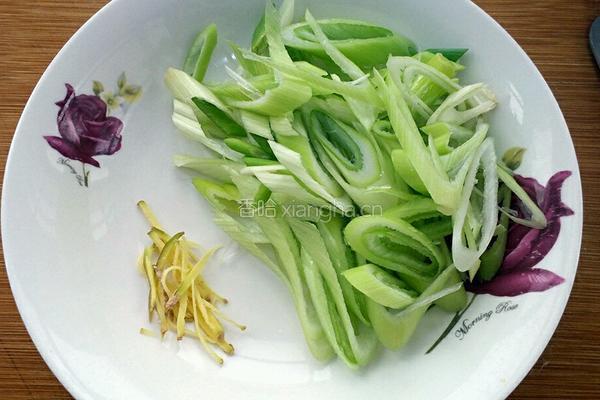 大葱爆肉的做法图解2
