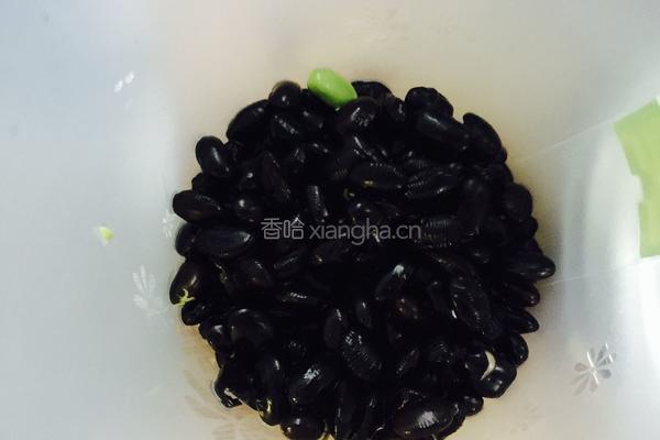 黑芝麻核桃黑豆糊的做法图解1