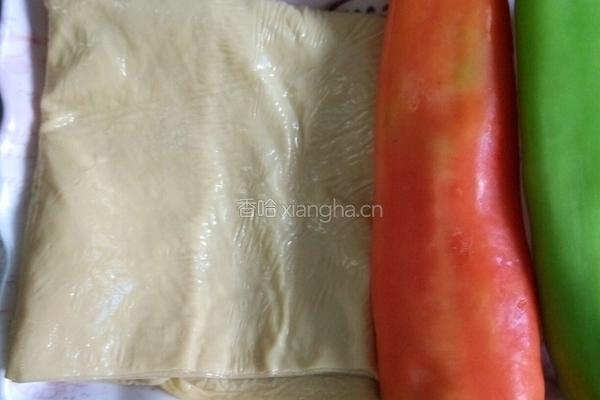 彩椒炒油豆皮的做法图解1