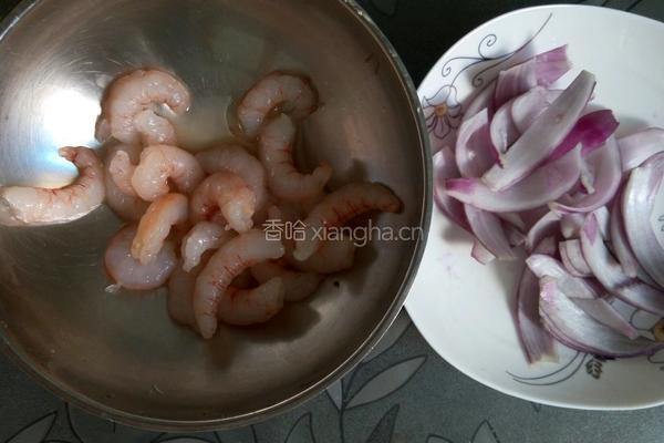 洋葱炒虾仁的做法图解2
