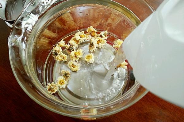 雪梨菊花茶的做法图解6