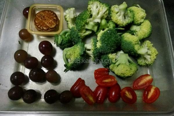 闭月羞花（清炒西兰花）的做法图解2