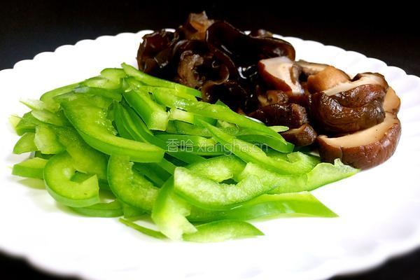 木耳炒腐竹的做法图解1