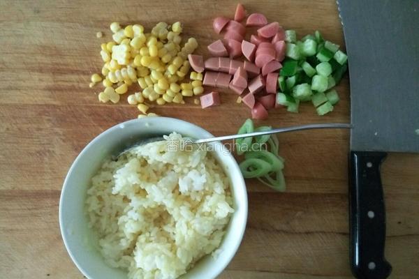 玉米火腿蛋炒饭的做法图解1