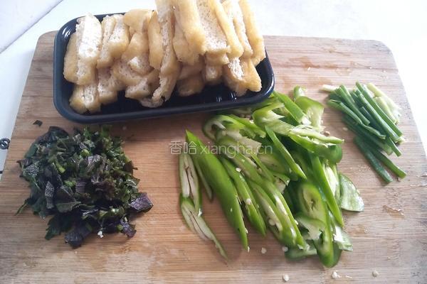油豆腐炒青椒的做法图解2