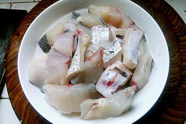 大蒜烧鲢鱼的做法图解2