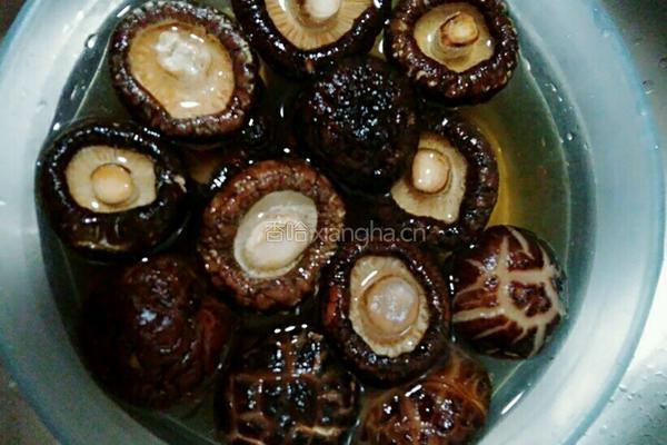 香菇玉米烧排骨的做法图解1