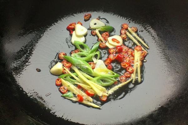 老黄瓜炒土豆片的做法图解2