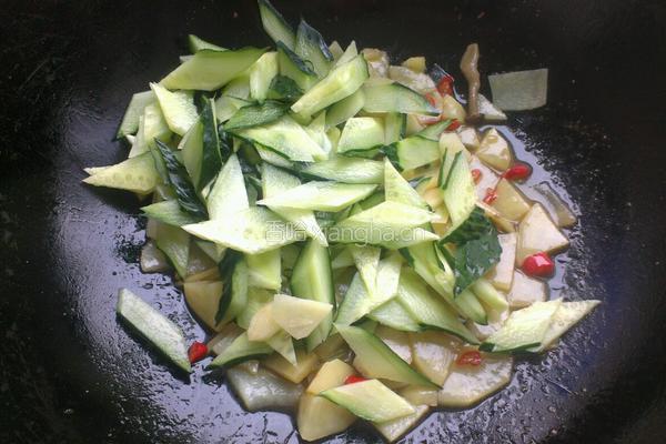 老黄瓜炒土豆片的做法图解5