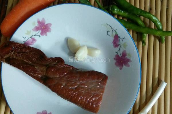 胡萝卜炒腊肉的做法图解1