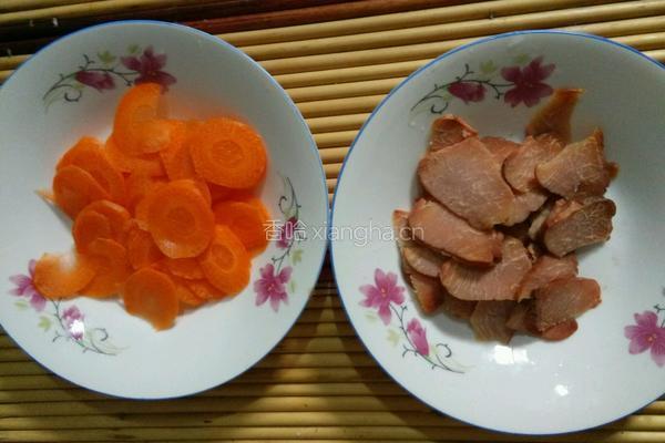 胡萝卜炒腊肉的做法图解2