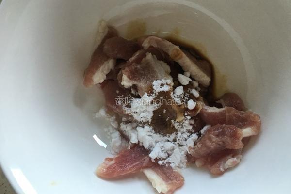 香菇木耳炒肉的做法图解1
