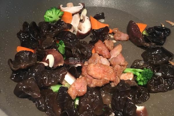 香菇木耳炒肉的做法图解10