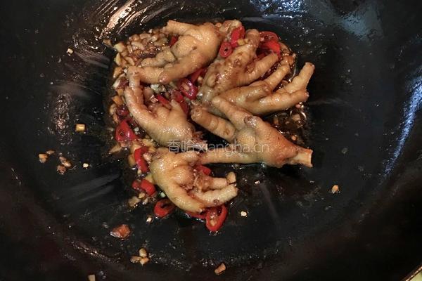 蒜香鸡脚的做法图解8