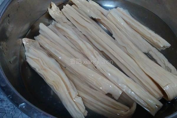 五花肉炒腐竹的做法图解1