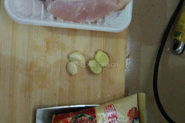 粉蒸鸡肉的做法图解1